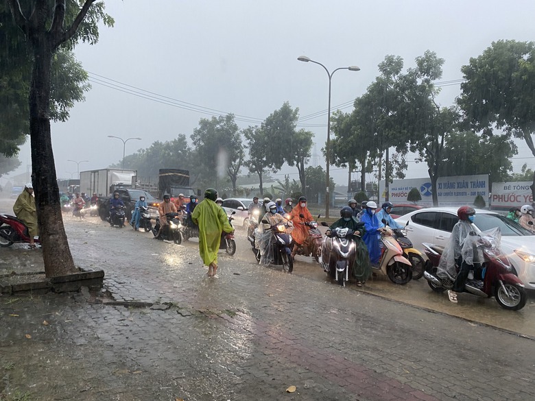 Đường phố Đ&agrave; Nẵng th&agrave;nh s&ocirc;ng sau mưa lớn, &ocirc; t&ocirc; b&igrave; b&otilde;m lội nước - Ảnh 2.