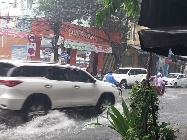 Đường phố Đ&agrave; Nẵng th&agrave;nh s&ocirc;ng sau mưa lớn, &ocirc; t&ocirc; b&igrave; b&otilde;m lội nước - Ảnh 9.