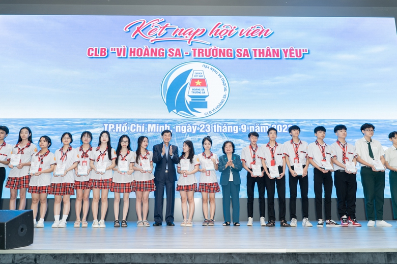 Ông Johnathan Hạnh Nguyễn, Tiên Nguyễn trao học bổng dự án "Ươm mầm tương lai" - Ảnh 1. Ông Johnathan Hạnh Nguyễn, Tiên Nguyễn trao học bổng dự án "Ươm mầm tương lai" - Ảnh 1.