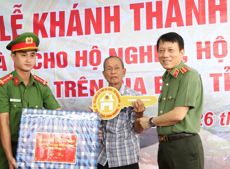 B&agrave;n giao 600 ng&ocirc;i nh&agrave; cho người ngh&egrave;o từ nguồn k&ecirc;u gọi hỗ trợ của Bộ C&ocirc;ng an - Ảnh 2.