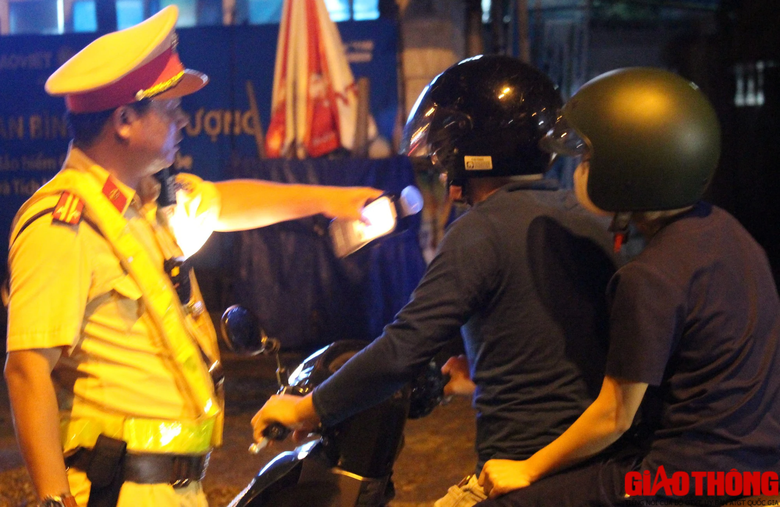 H&agrave;ng loạt t&agrave;i xế &ldquo;d&iacute;nh&rdquo; nồng độ cồn tại chốt kiểm tra ở Quảng Trị - Ảnh 3.