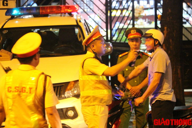 H&agrave;ng loạt t&agrave;i xế &ldquo;d&iacute;nh&rdquo; nồng độ cồn tại chốt kiểm tra ở Quảng Trị - Ảnh 10.