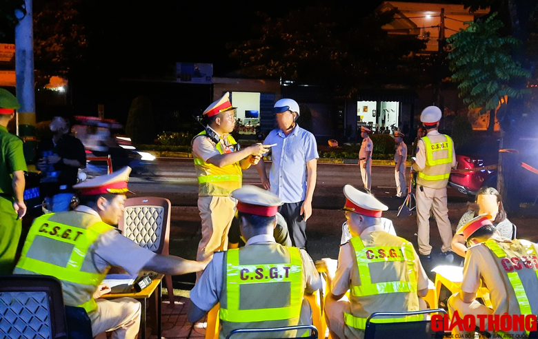 H&agrave;ng loạt t&agrave;i xế &ldquo;d&iacute;nh&rdquo; nồng độ cồn tại chốt kiểm tra ở Quảng Trị - Ảnh 12.
