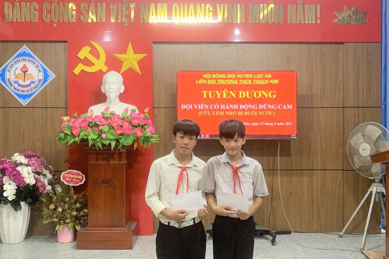 L&agrave;m hồ sơ khen thưởng 2 học sinh lớp 7 cứu c&aacute;c em nhỏ đuối nước - Ảnh 1.