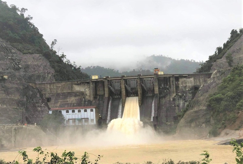 Nước đổ về từ thượng nguồn như tr&uacute;t, thủy điện Hố H&ocirc; phải xả tr&agrave;n - Ảnh 1.