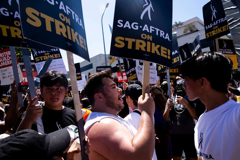 Cuộc đàm phán mở đường cho việc chấm dứt đình công ở Hollywood - Ảnh 2. Cuộc đàm phán mở đường cho việc chấm dứt đình công ở Hollywood - Ảnh 2.