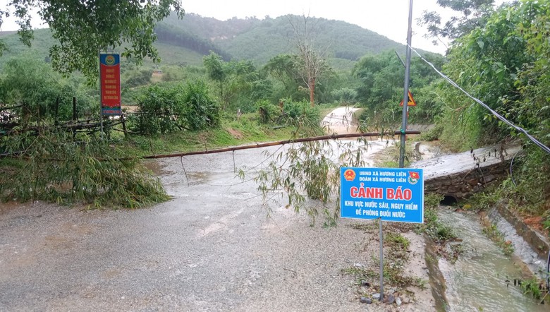 Nước đổ về từ thượng nguồn như tr&uacute;t, thủy điện Hố H&ocirc; phải xả tr&agrave;n - Ảnh 3.