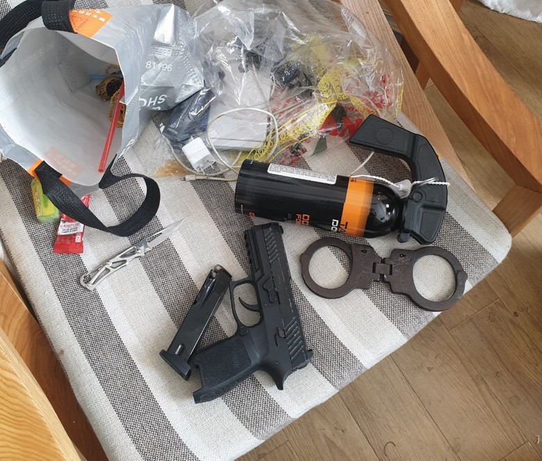 Bắt quả tang đối tượng ph&ecirc; ma t&uacute;y, t&agrave;ng trữ s&uacute;ng, c&ograve;ng số 8 - Ảnh 1.