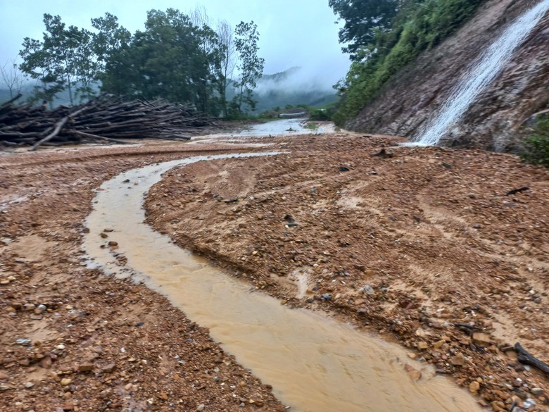 Đường s&aacute; sạt lở, ch&igrave;m trong biển nước h&agrave;ng ngh&igrave;n học sinh phải nghỉ học - Ảnh 3.