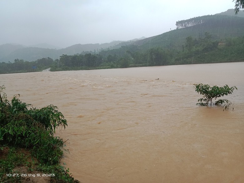 Đường s&aacute; sạt lở, ch&igrave;m trong biển nước h&agrave;ng ngh&igrave;n học sinh phải nghỉ học - Ảnh 4.