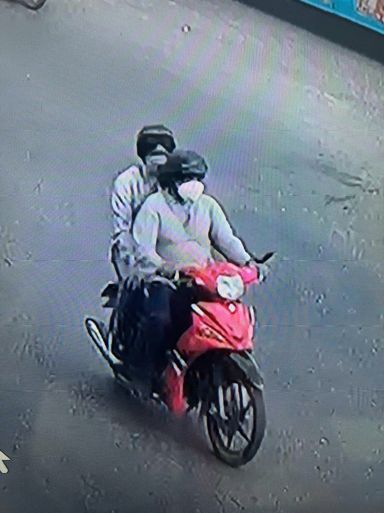 Vụ cướp tiệm v&agrave;ng ở Kh&aacute;nh Ho&agrave;: Truy t&igrave;m mẫu trang sức, xe m&aacute;y - Ảnh 4.
