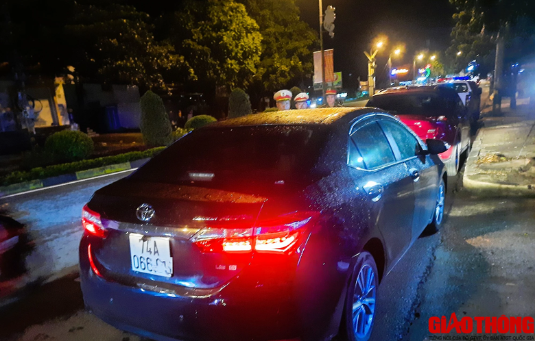 H&agrave;ng loạt t&agrave;i xế &ldquo;d&iacute;nh&rdquo; nồng độ cồn tại chốt kiểm tra ở Quảng Trị - Ảnh 15.