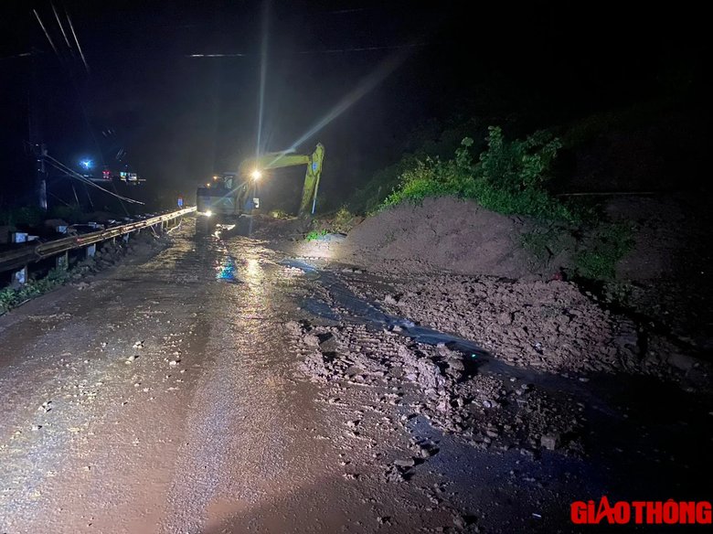 Quảng B&igrave;nh: Nhiều tuyến đường được hốt dọn đất đ&aacute;, 9 th&ocirc;n, bản c&ograve;n bị chia cắt - Ảnh 2.