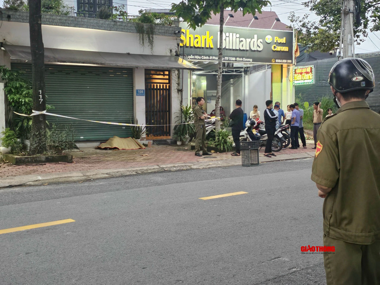Người đ&agrave;n &ocirc;ng b&aacute;n v&eacute; số tử vong tr&ecirc;n vỉa h&egrave; ở B&igrave;nh Dương, bỏ lại vợ v&agrave; hai con nhỏ - Ảnh 2.