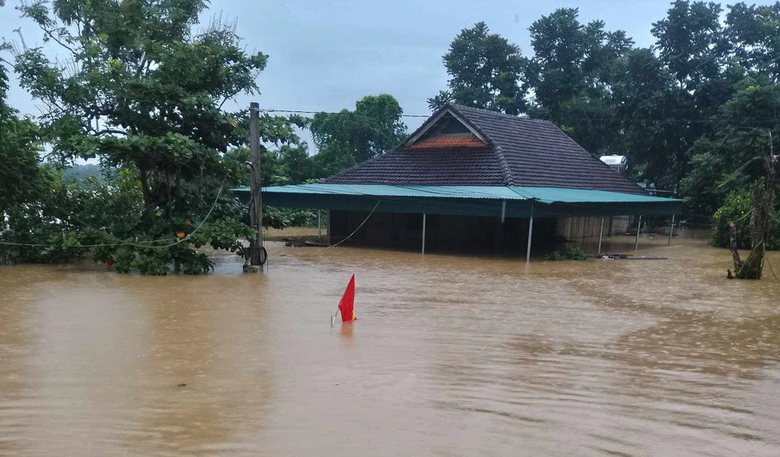 Video nước lũ cuồn cuộn tại trung t&acirc;m thị trấn của huyện bi&ecirc;n giới Nghệ An - Ảnh 4.