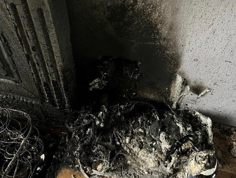 H&agrave; Nội: Ch&aacute;y tại ng&ocirc;i nh&agrave; cao tầng, 3 bố con mắc kẹt b&ecirc;n trong - Ảnh 1.