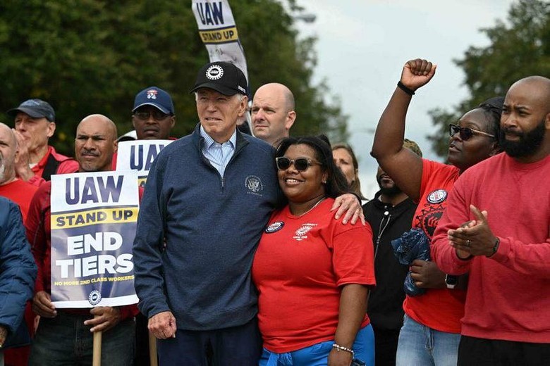 Tổng thống Joe Biden tham gia cuộc đ&igrave;nh c&ocirc;ng của c&ocirc;ng nh&acirc;n ng&agrave;nh &ocirc; t&ocirc; Mỹ - Ảnh 2.