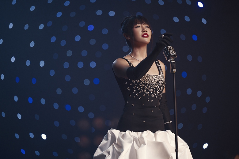 Văn Mai Hương h&eacute; lộ cuộc đời sau &aacute;nh h&agrave;o quang của nghệ sĩ - Ảnh 1.