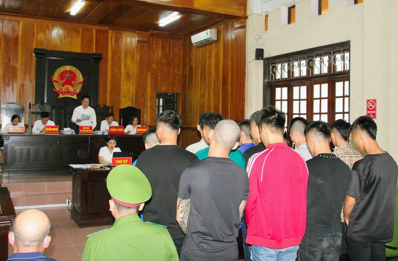 Nh&oacute;m thanh ni&ecirc;n cầm gạch n&eacute;m chết người đi đường ở Hải Dương lĩnh &aacute;n - Ảnh 1.