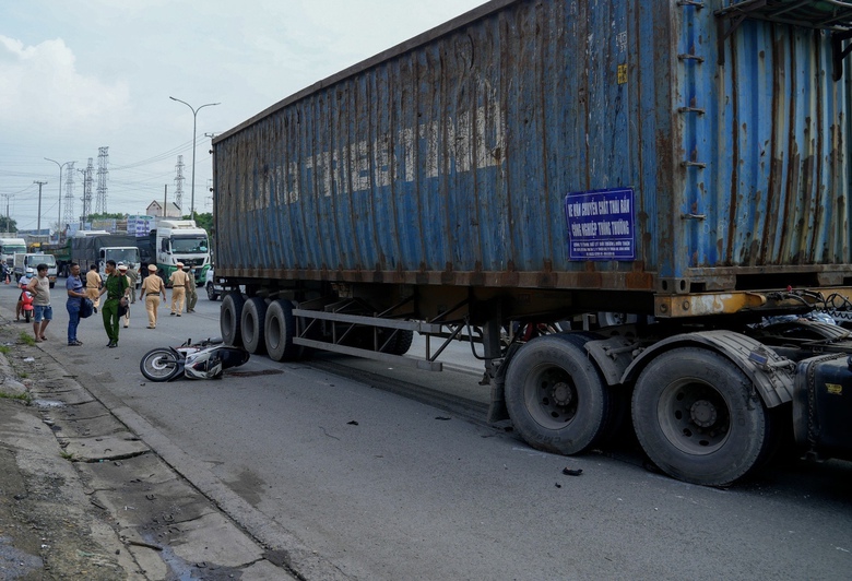 Va chạm với xe đầu k&eacute;o, c&ocirc;ng nh&acirc;n nh&agrave; m&aacute;y th&eacute;p tử vong tại chỗ  - Ảnh 2.