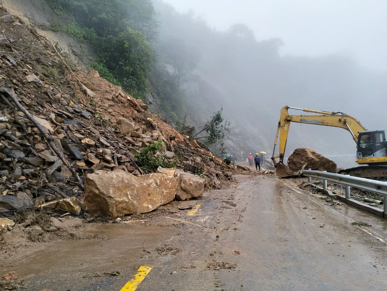 H&agrave; Tĩnh khắc phục nhiều tuyến đường, k&egrave; biển bị sạt lở sau mưa lớn - Ảnh 1.