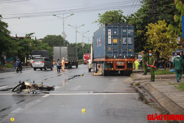 &Ocirc; t&ocirc; đầu k&eacute;o đ&acirc;m xe m&aacute;y tr&ecirc;n QL1 qua Quảng Trị, người phụ nữ tử vong thương t&acirc;m - Ảnh 2.