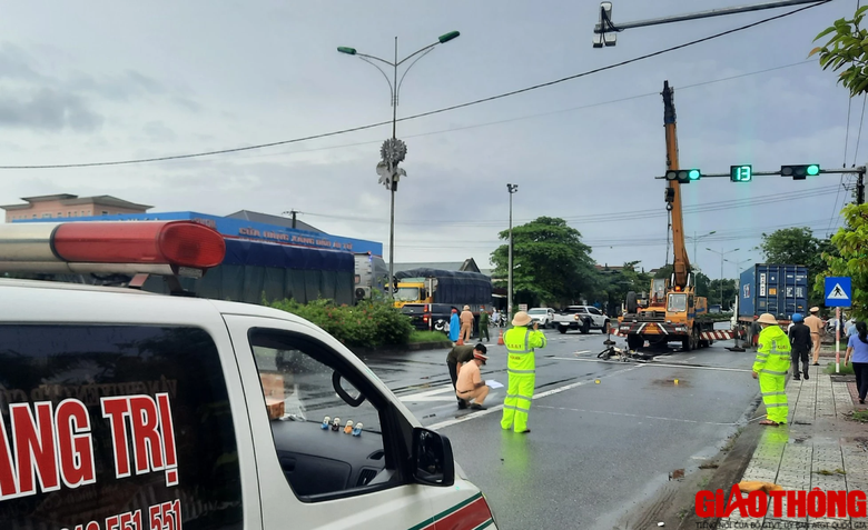 &Ocirc; t&ocirc; đầu k&eacute;o đ&acirc;m xe m&aacute;y tr&ecirc;n QL1 qua Quảng Trị, người phụ nữ tử vong thương t&acirc;m - Ảnh 3.