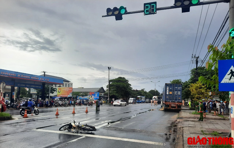 X&oacute;t xa người mẹ ngh&egrave;o đơn th&acirc;n gặp tai nạn tử vong tr&ecirc;n đường về nh&agrave; ở Quảng Trị - Ảnh 1.