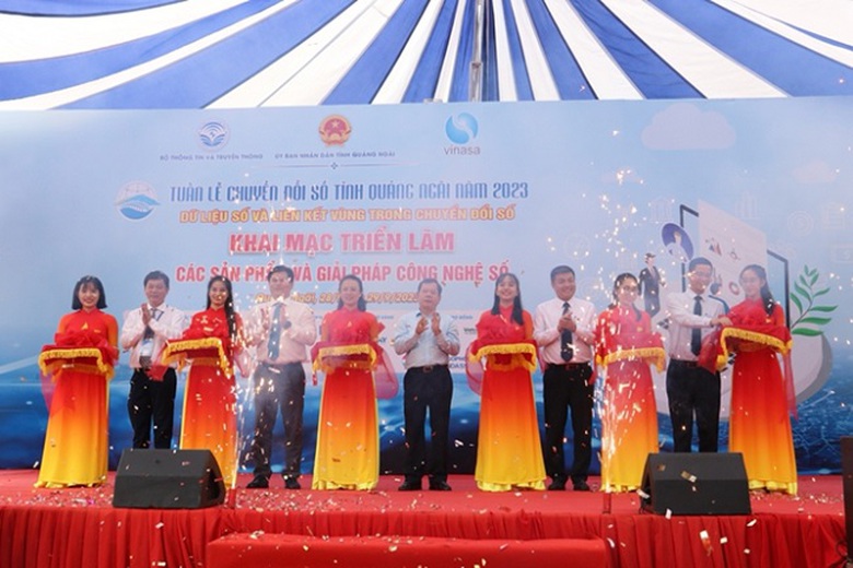Quảng Ng&atilde;i đồng h&agrave;nh c&ugrave;ng người d&acirc;n, doanh nghiệp đầu tư v&agrave;o kinh tế số - Ảnh 1.