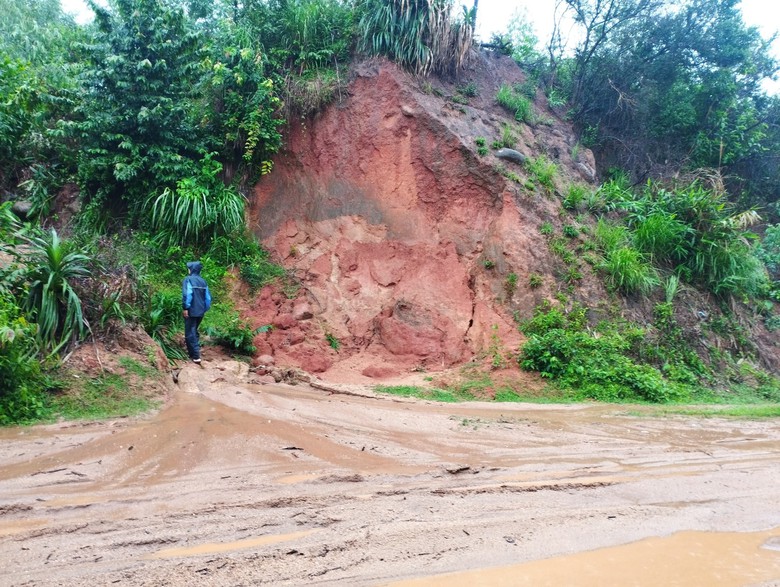 H&agrave; Tĩnh khắc phục nhiều tuyến đường, k&egrave; biển bị sạt lở sau mưa lớn - Ảnh 4.