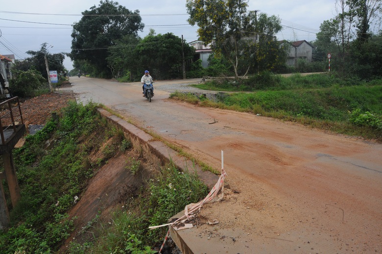 Cử tri Quảng Ng&atilde;i "than thở" hạ tầng giao th&ocirc;ng xuống cấp, nỗi lo tai nạn   - Ảnh 1.