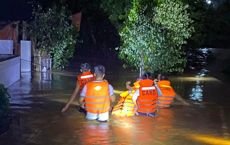 Mưa lũ g&acirc;y thiệt hại h&agrave;ng trăm tỷ đồng cho người d&acirc;n Nghệ An - Ảnh 4.