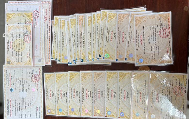 Th&ecirc;m một đối tượng l&agrave;m giả nhiều văn bằng, chứng chỉ ở An Giang bị bắt - Ảnh 3.