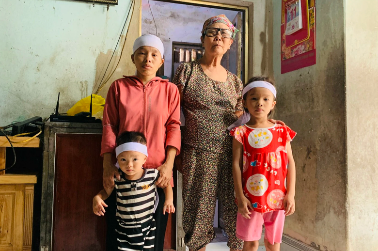 Chồng mất, vợ t&agrave;n tật nu&ocirc;i hai con thơ dại - Ảnh 1.