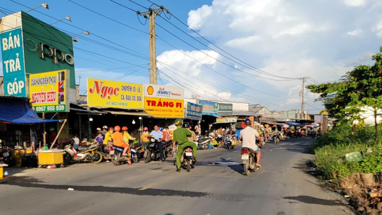 Cần Thơ: Kh&oacute; xử l&yacute; chợ tự ph&aacute;t tr&ecirc;n cầu Rạch Ch&ocirc;m, b&aacute;n h&agrave;ng trước mũi xe tải - Ảnh 4.