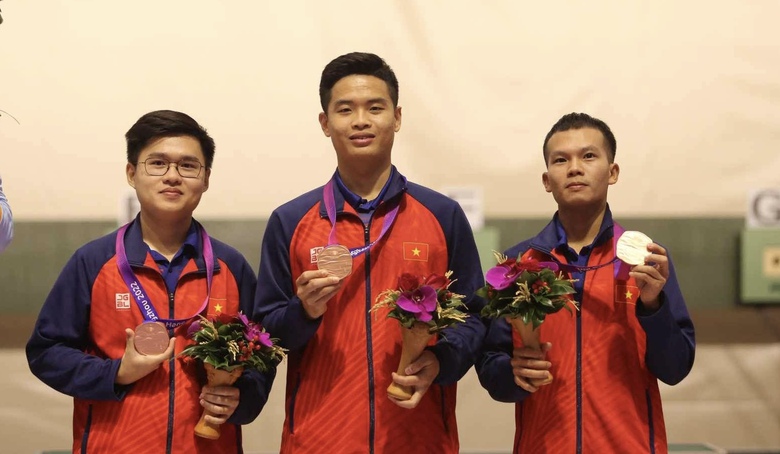 Xạ thủ Phạm Quang Huy nhận “mưa” tiền thưởng sau tấm HCV ASIAD 19 - Ảnh 1. Xạ thủ Phạm Quang Huy nhận “mưa” tiền thưởng sau tấm HCV ASIAD 19 - Ảnh 1.