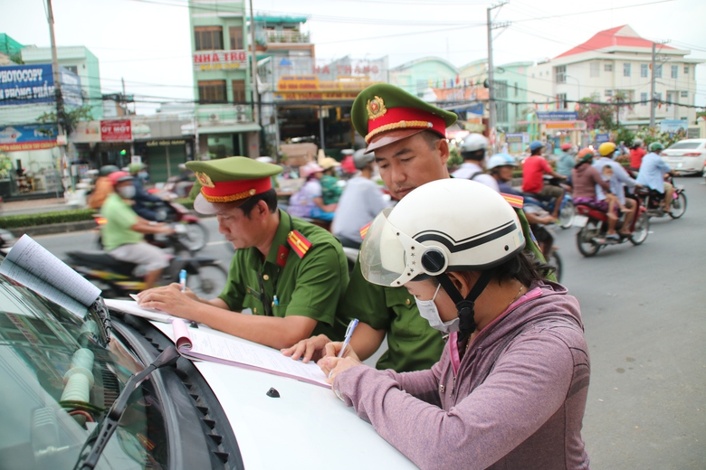 Xử l&yacute; t&igrave;nh trạng đỗ xe tải dưới l&ograve;ng đường b&aacute;n h&agrave;ng sau phản &aacute;nh B&aacute;o Giao th&ocirc;ng - Ảnh 2.