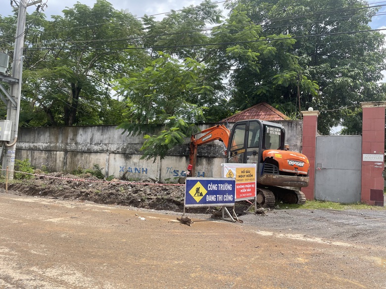 Chủ đầu tư dự &aacute;n n&acirc;ng cấp đường 10 tỷ khẳng định thi c&ocirc;ng mương tho&aacute;t nước đ&uacute;ng thiết kế - Ảnh 2.