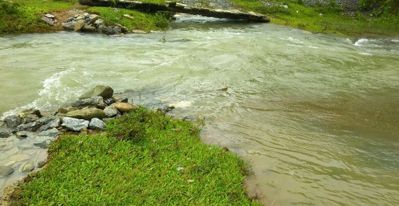 Mưa lũ ho&agrave;nh h&agrave;nh: Nhiều nơi nước ngập nửa nh&agrave;, giao th&ocirc;ng chia cắt - Ảnh 8.