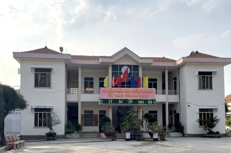 Bắt tạm giam cựu ph&oacute; chủ tịch phường ở Kh&aacute;nh Ho&agrave; - Ảnh 1.