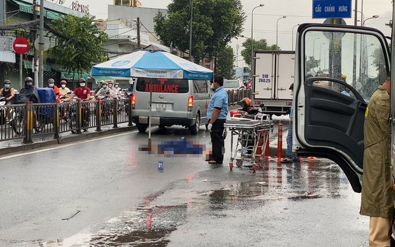 C&ocirc;ng an t&igrave;m nh&acirc;n chứng vụ người đi bộ tr&ecirc;n đường Phạm H&ugrave;ng nghi bị TNGT tử vong - Ảnh 1.