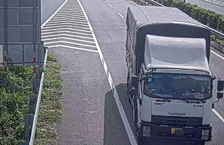 Lùi xe trên cao tốc khác gì tự sát! - Ảnh 1. Lùi xe trên cao tốc khác gì tự sát! - Ảnh 1.