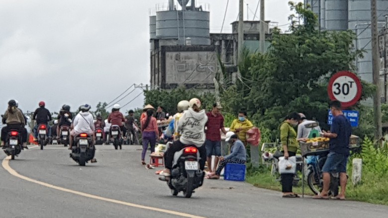 Cần Thơ: Kh&oacute; xử l&yacute; chợ tự ph&aacute;t tr&ecirc;n cầu Rạch Ch&ocirc;m, b&aacute;n h&agrave;ng trước mũi xe tải - Ảnh 2.