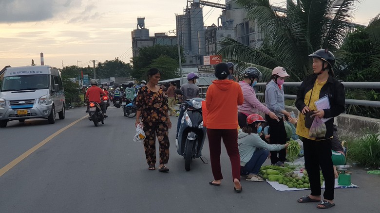 Cần Thơ: Kh&oacute; xử l&yacute; chợ tự ph&aacute;t tr&ecirc;n cầu Rạch Ch&ocirc;m, b&aacute;n h&agrave;ng trước mũi xe tải - Ảnh 3.