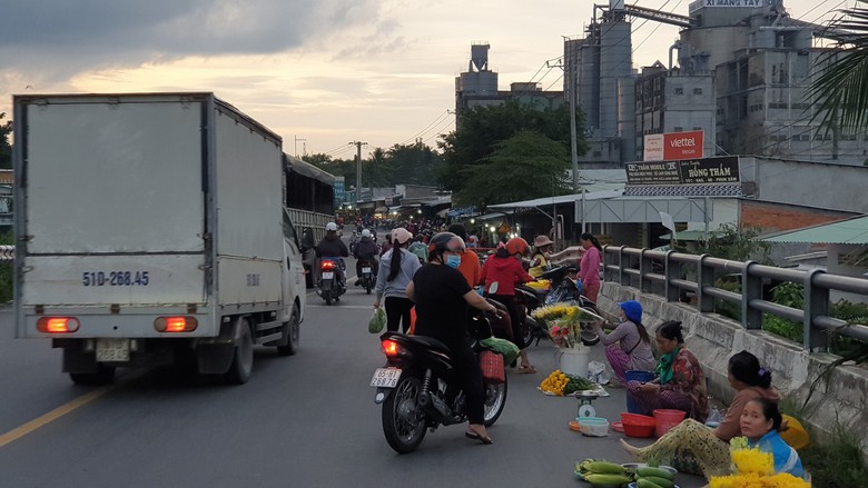 Cần Thơ: Kh&oacute; xử l&yacute; chợ tự ph&aacute;t tr&ecirc;n cầu Rạch Ch&ocirc;m, b&aacute;n h&agrave;ng trước mũi xe tải - Ảnh 1.