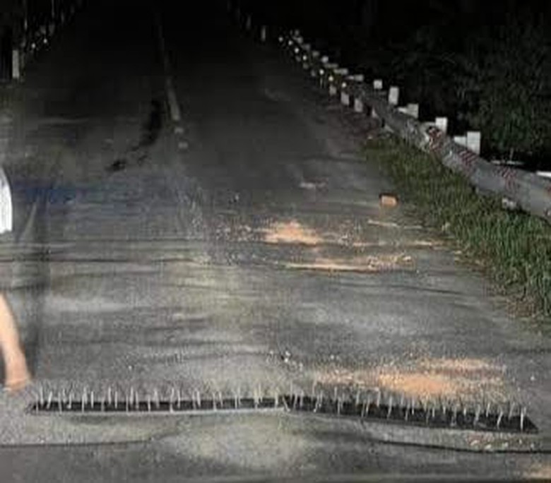 C&ocirc;ng an x&aacute;c minh hai "bẫy" ch&ocirc;ng đinh tr&ecirc;n đường tỉnh 818 Long An - Ảnh 2.