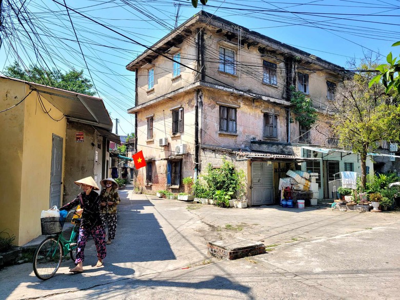 Hơn trăm hộ dân "sống mòn" trong khu tập thể nhà máy chế tạo bơm - Ảnh 1. Hơn trăm hộ dân "sống mòn" trong khu tập thể nhà máy chế tạo bơm - Ảnh 1.