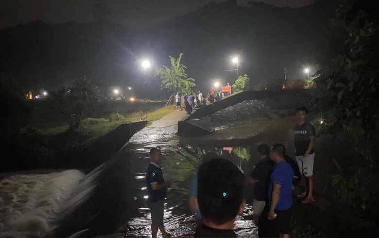 T&igrave;m thấy thi thể b&eacute; g&aacute;i 11 tuổi ở Ph&uacute; Thọ bị lũ cuốn tr&ocirc;i khi đi học qua đập tr&agrave;n - Ảnh 1.