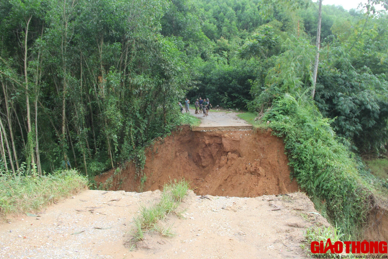 Tr&ecirc;n đường đi dạy về, hai nữ gi&aacute;o vi&ecirc;n bị đất đ&aacute; sạt lở v&ugrave;i lấp - Ảnh 3.