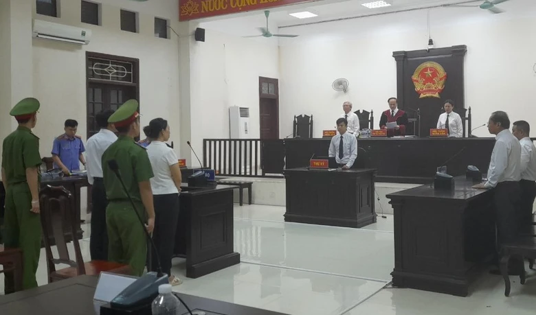 Cựu Ph&oacute; chủ tịch phường ở Quảng Trị c&ugrave;ng c&aacute;n bộ địa ch&iacute;nh lĩnh &aacute;n 11 năm t&ugrave; - Ảnh 1.